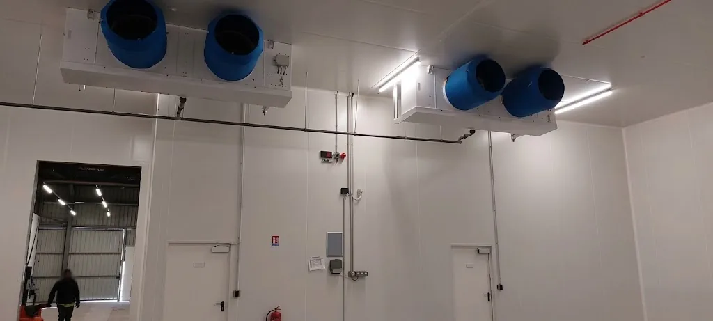 Évaporateurs suspendus dans une grande chambre froide
