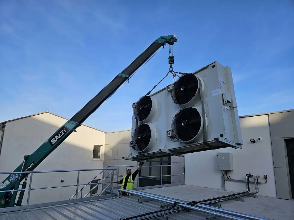 Levage d'un gascooler par mini-grue sur une toiture